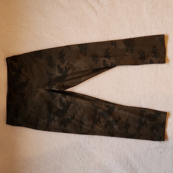 Lululemon Camo Print Cropped Leggings - Picture 2 of 7